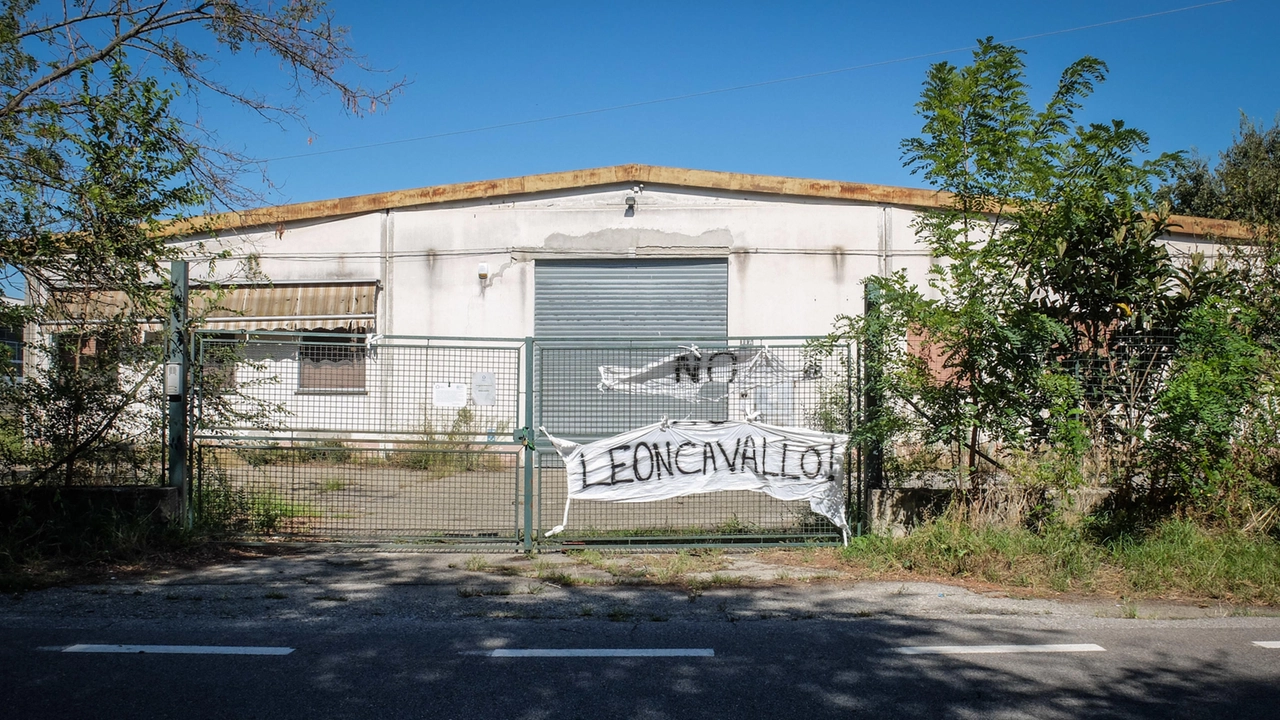 Il capannone di proprietà del Comune di Milano in via San Dionigi dove potrebbe trasferirsi il centro sociale Leoncavallo dopo lo sgombero di via Watteau Il capannone di proprietà del Comune di Milano in via San Dionigi dove potrebbe trasferirsi il centro sociale Leoncavallo dopo lo sgombero di via Watteau