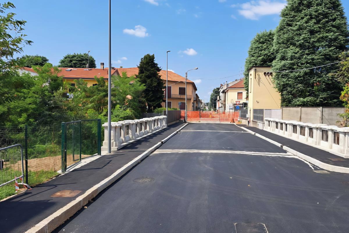 Ricostruito da cima a fondo. Riapre il ponte sul fiume Seveso