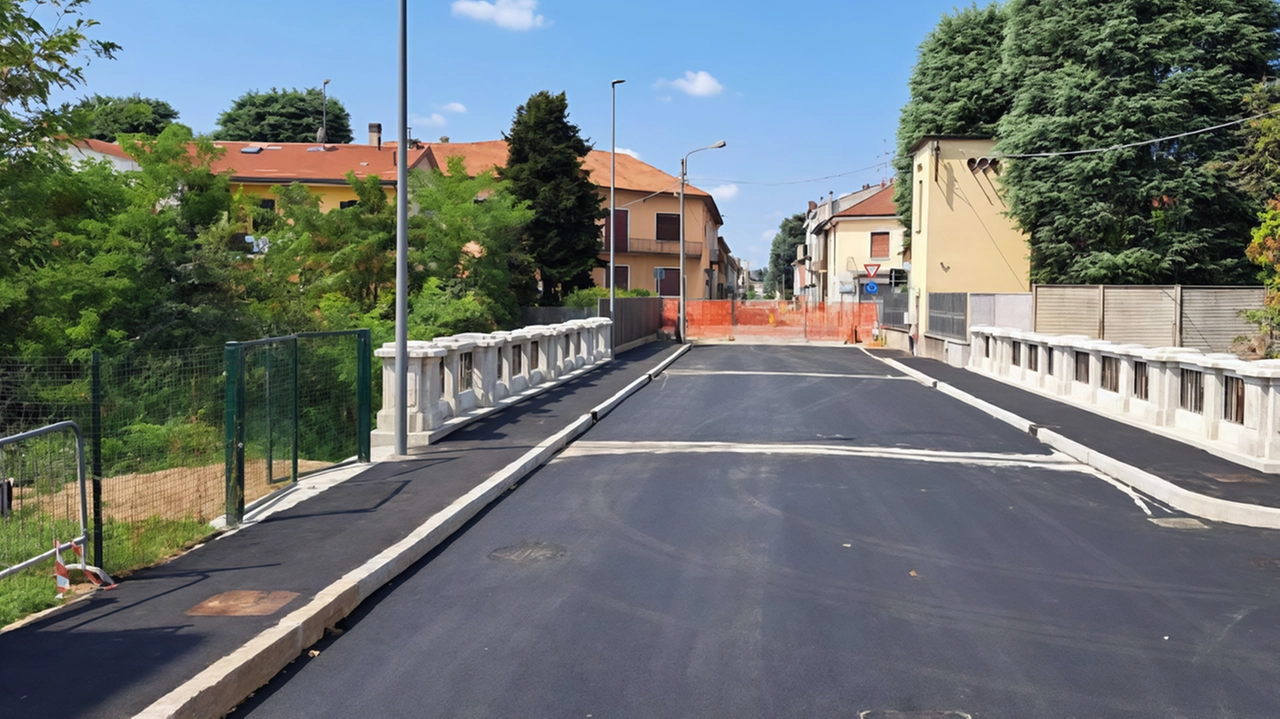 Il ponte sul fiume Seveso, in via Duca d’Aosta, era stato chiuso al traffico il 20 marzo 2024: sarà ufficialmente riaperto alle 10.30 di sabato