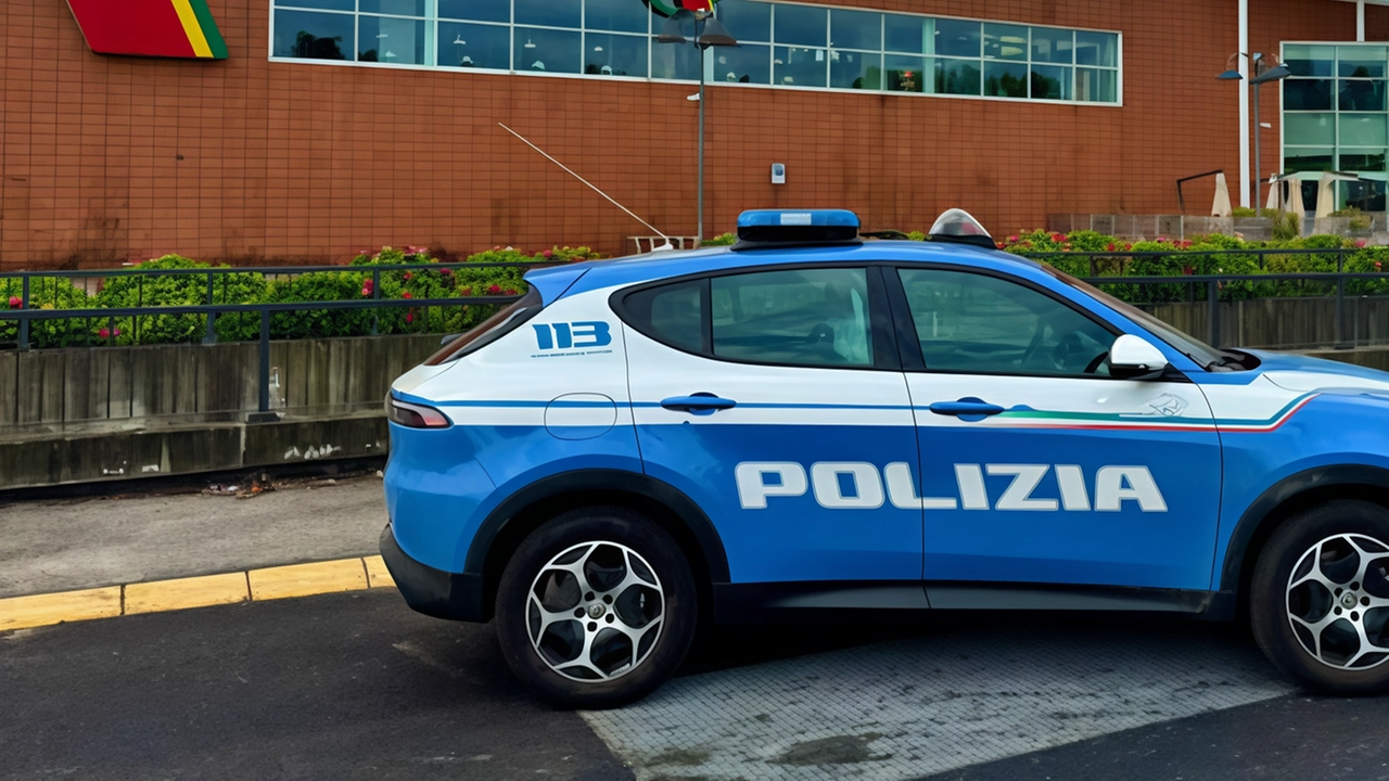 Se la sono presa con una vecchietta per quattro spiccioli. I poliziotti dell’Ufficio Prevenzione Generale e Soccorso Pubblico della Questura di... Se la sono presa con una vecchietta per quattro spiccioli. I poliziotti dell’Ufficio Prevenzione Generale e Soccorso Pubblico della Questura di...