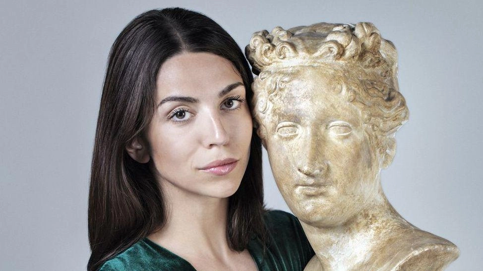 Maria Vittoria Baravelli, curatrice d'arte, esplora l'importanza dell'esperienza diretta con l'arte e la sua connessione personale. Maria Vittoria Baravelli, curatrice d'arte, esplora l'importanza dell'esperienza diretta con l'arte e la sua connessione personale.