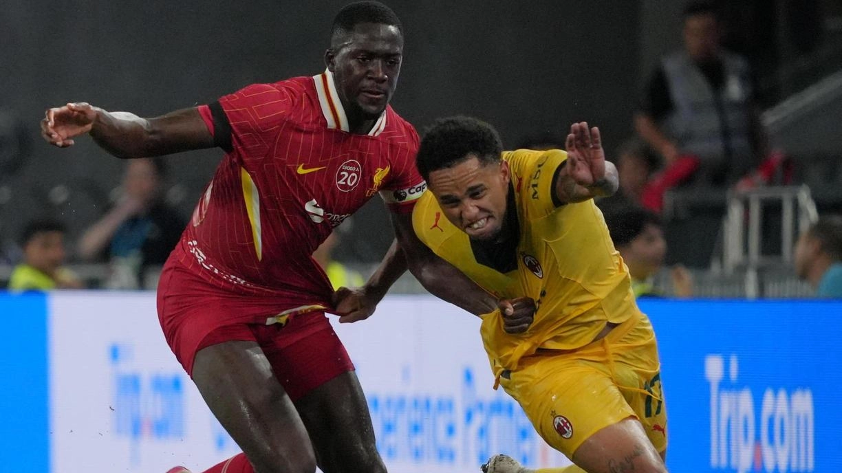 Un duello tra Ibrahima Konate e Noah Okafor durante l’amichevole Milan-Liverpool