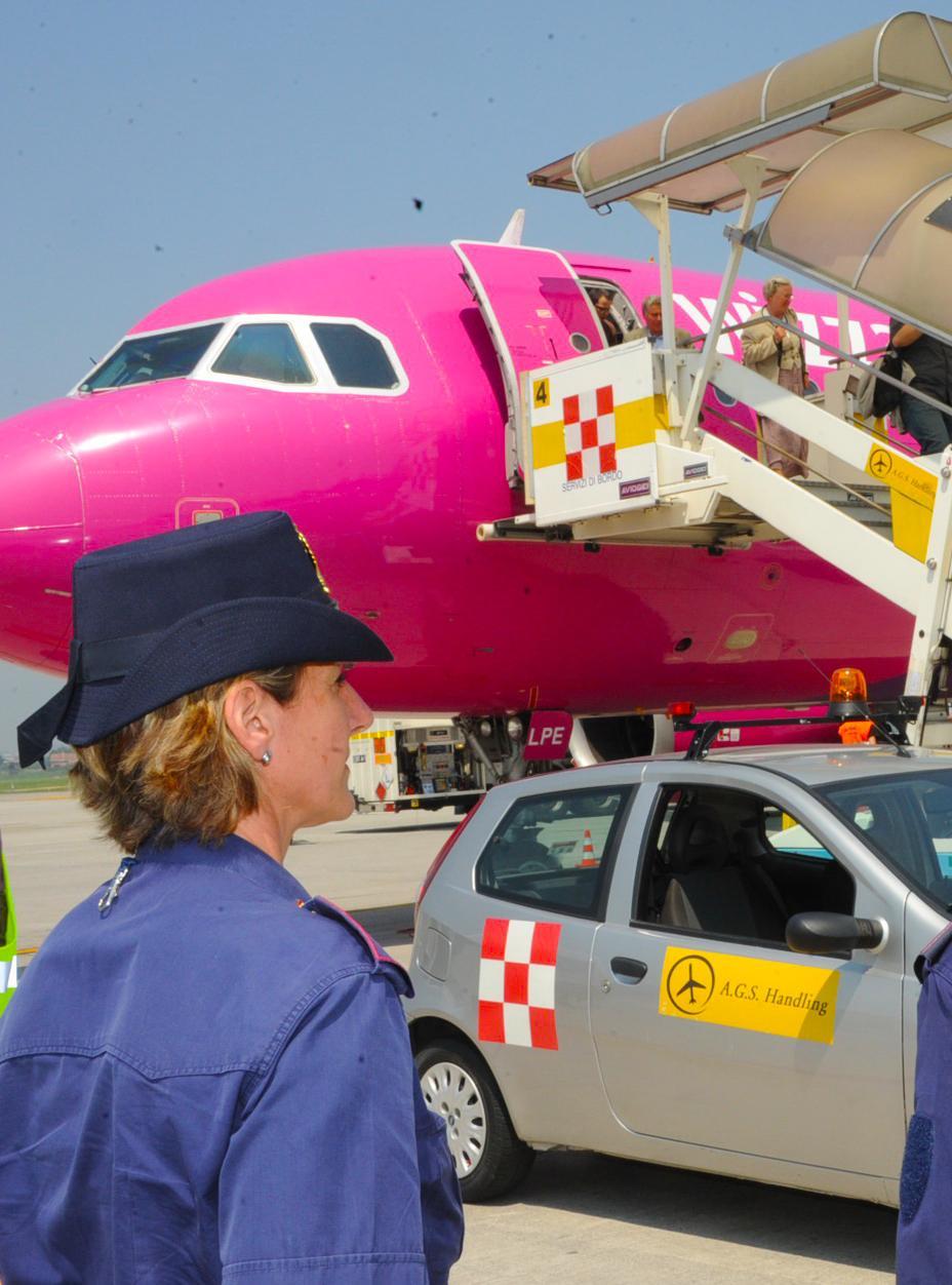 Diventa una furia sull’aereo. Sedato a fatica e arrestato Diventa una furia sull’aereo. Sedato a fatica e arrestato