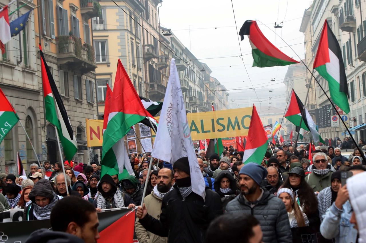 Un'altra immagine del corteo di oggi, sabato 16 novembre