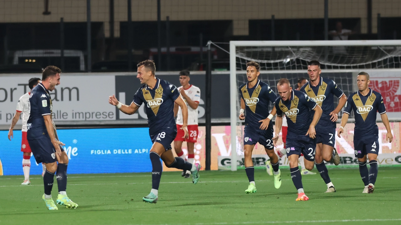 Il Brescia festeggia il gol che apre le marcature Il Brescia festeggia il gol che apre le marcature