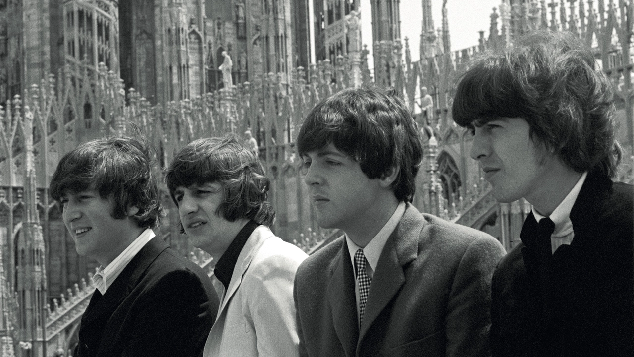 I Beatles su una terrazza vista Duomo nel giugno 1965 per i servizi fotografici in occasione dei loro concerti al Vigorelli Sotto: a sinistra, un ritratto di Ringo Starr; ragazzi in delirio al loro arrivo al Vigorelli; la fotografa Maria Vittoria Backhaus I Beatles su una terrazza vista Duomo nel giugno 1965 per i servizi fotografici in occasione dei loro concerti al Vigorelli Sotto: a sinistra, un ritratto di Ringo Starr; ragazzi in delirio al loro arrivo al Vigorelli; la fotografa Maria Vittoria Backhaus