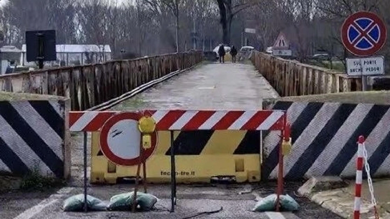 RIVOLTA D’ADDA (Cremona) Si parte davvero. Questa mattina alle 7 via ai lavori per il ponte sull’Adda. Sarà instaurato un... RIVOLTA D’ADDA (Cremona) Si parte davvero. Questa mattina alle 7 via ai lavori per il ponte sull’Adda. Sarà instaurato un...