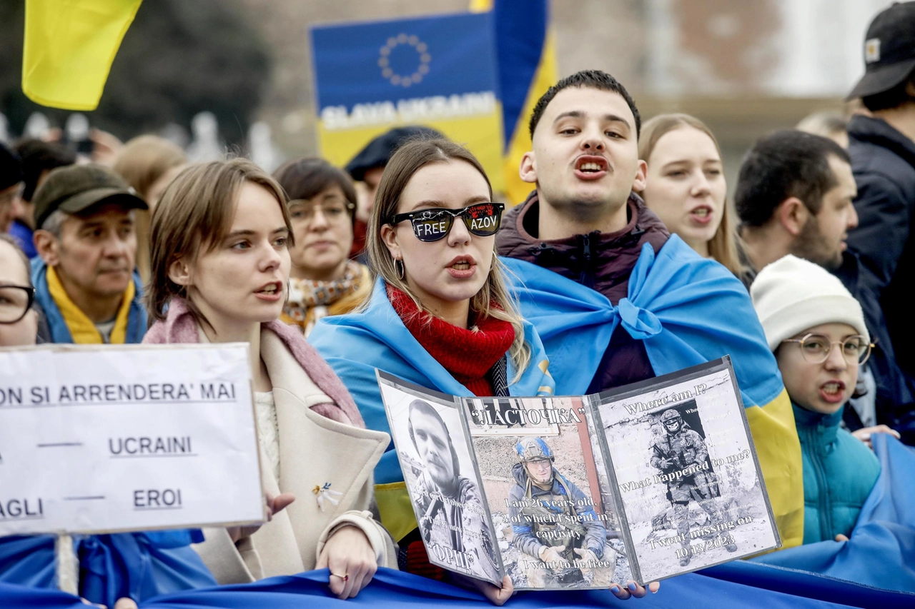 Al corteo hanno partecipato alcune centinaia di persone. Dal palco si sono levate voci critiche nei confronti di alcune posizioni espresse da esponenti governativi