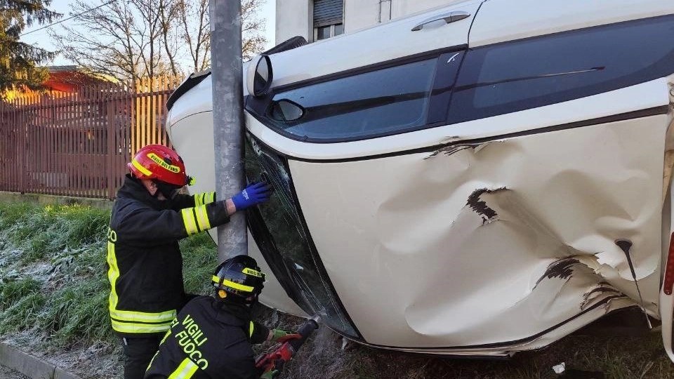 L'auto ribaltata e incastrata messa in sicurezza dai vigili del fuoco L'auto ribaltata e incastrata messa in sicurezza dai vigili del fuoco