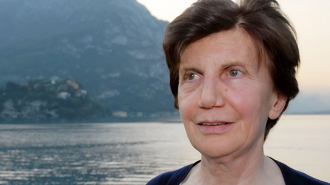 Mariuccia Buttironi: sullo sfondo il Lario Mariuccia Buttironi: sullo sfondo il Lario