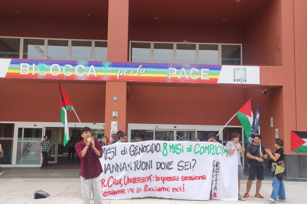 Il presidio degli studenti fuori dalla Bicocca