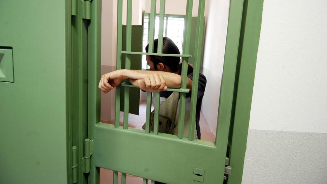 Giovane detenuto trovato morto nel carcere di Varese. La battitura delle sbarre e il grido: “Assassini”