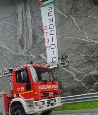 “Stop al genocidio”. Lo striscione per Gaza sul Sasso Remenno: il sindaco di Val Masino chiede ai vigili del fuoco di rimuoverlo “Stop al genocidio”. Lo striscione per Gaza sul Sasso Remenno: il sindaco di Val Masino chiede ai vigili del fuoco di rimuoverlo