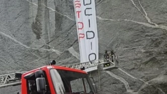 La rimozione dello striscione pro Gaza “Stop genocidio“ al Sasso Remenno La rimozione dello striscione pro Gaza “Stop genocidio“ al Sasso Remenno
