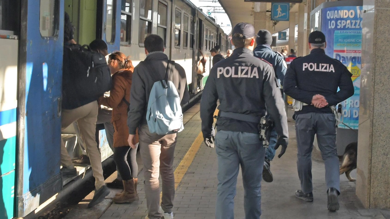 Pavia, aveva preso il cellulare a un passeggero. Bloccato sulla banchina Pavia, aveva preso il cellulare a un passeggero. Bloccato sulla banchina