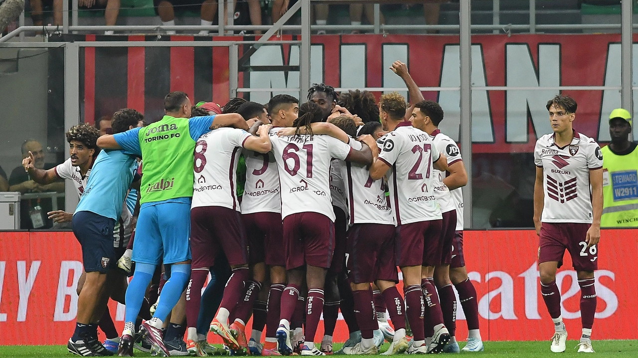 L'esultanza della squadra granata dopo il secondo gol segnato contro il Milan L'esultanza della squadra granata dopo il secondo gol segnato contro il Milan