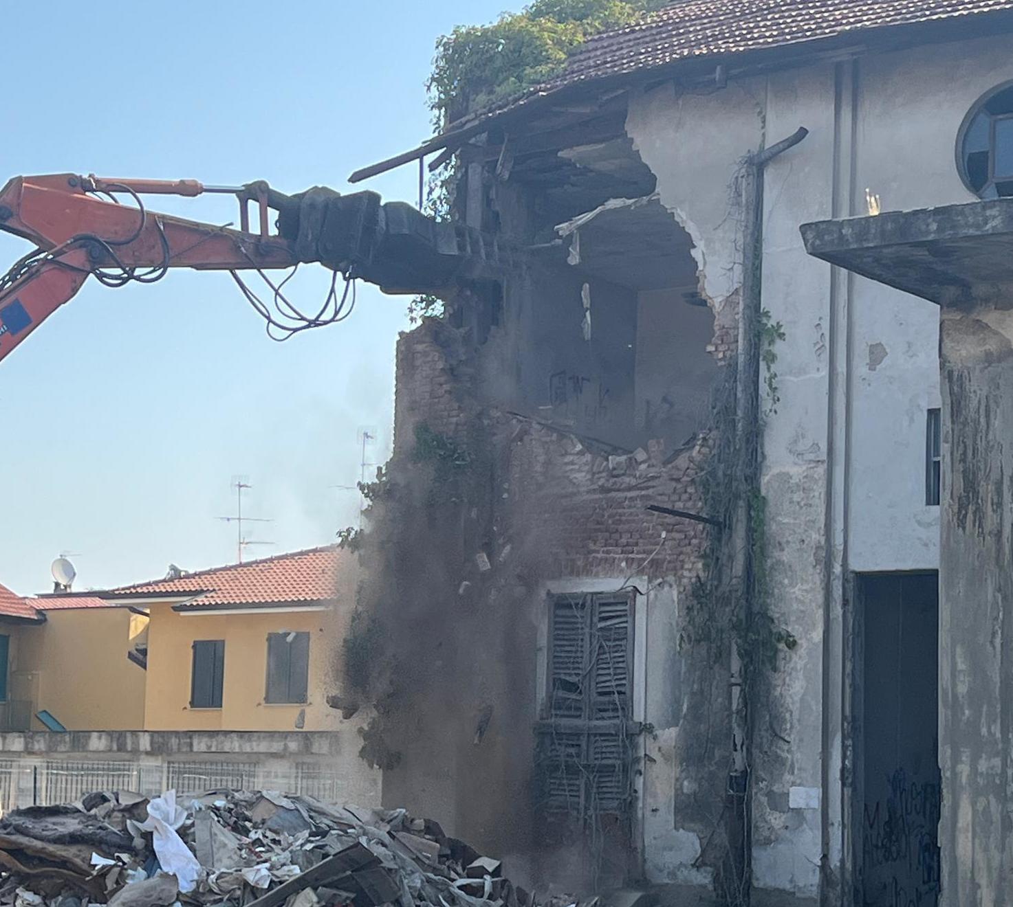 Ruspe in azione all’ex cartiera: "Restituiamo un’area alla città". Ma non si placano le polemiche Ruspe in azione all’ex cartiera: "Restituiamo un’area alla città". Ma non si placano le polemiche