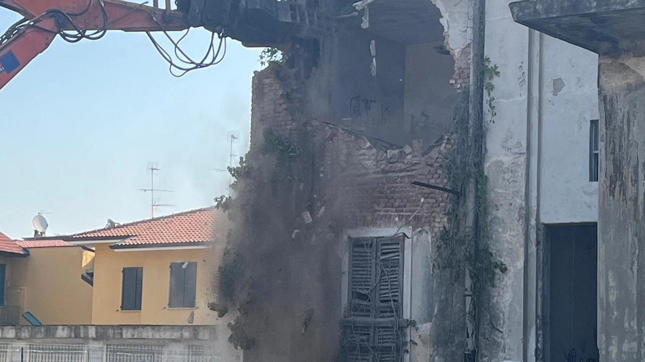 Bareggio, partiti i lavori di demolizione, la sindaca Colombo: "Sorgerà un centro polivalente". La consigliera Gibillini: "Sarà estirpato un pezzo importante dellla memoria collettiva". . Bareggio, partiti i lavori di demolizione, la sindaca Colombo: "Sorgerà un centro polivalente". La consigliera Gibillini: "Sarà estirpato un pezzo importante dellla memoria collettiva". .