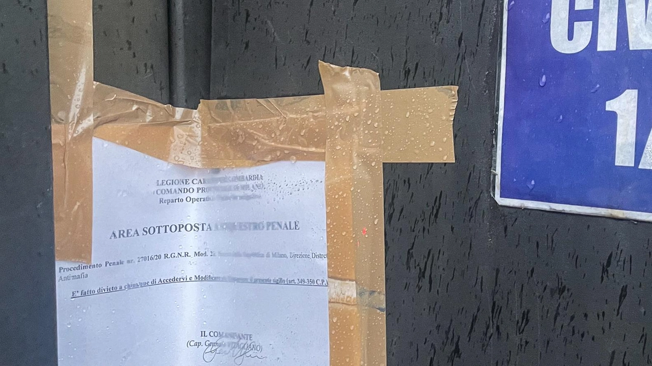 I sigilli dei carabinieri alla ditta di demolizioni di via Girardengo intestata al fratello di Francesco Orazio Desiderato I sigilli dei carabinieri alla ditta di demolizioni di via Girardengo intestata al fratello di Francesco Orazio Desiderato