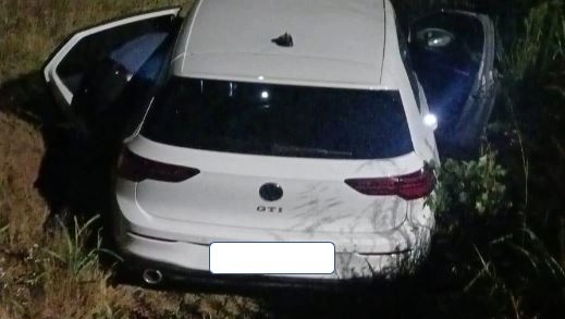 L'auto dei ladri finita in un canale asciutto dopo un inseguimento L'auto dei ladri finita in un canale asciutto dopo un inseguimento