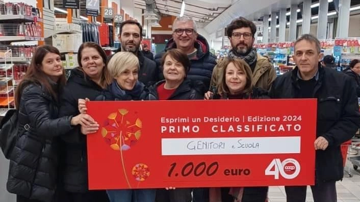 L’associazione GENITORIeSCUOLA mostra il simbolico maxiassegno da mille euro con il quale potrà aiutare più famiglie ad affrontare le spese per la scuola L’associazione GENITORIeSCUOLA mostra il simbolico maxiassegno da mille euro con il quale potrà aiutare più famiglie ad affrontare le spese per la scuola
