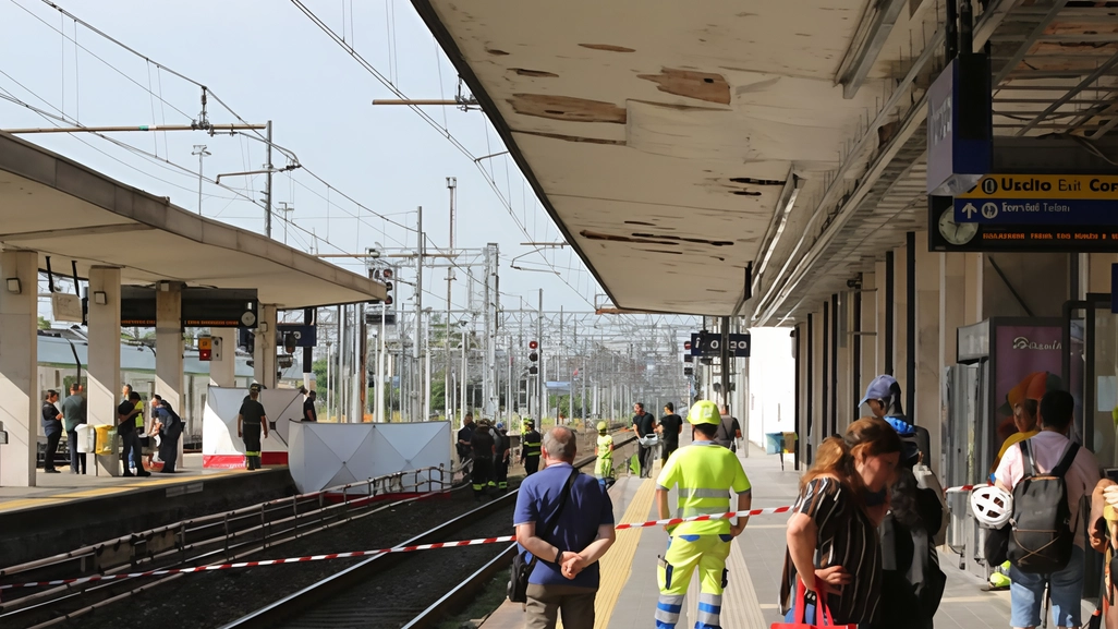 L’allarme in stazione è scattato poco dopo le 8 Una mattinata di passione per i pendolari con tanti treni cancellati o in ritardo