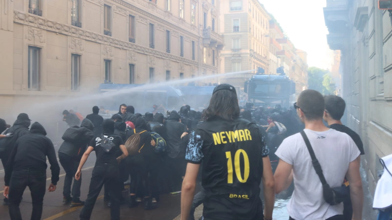 La polizia utilizza gli idranti per rintuzzare la carica in via Leopardi, angolo via Boccaccio La polizia utilizza gli idranti per rintuzzare la carica in via Leopardi, angolo via Boccaccio