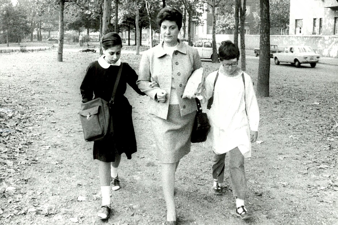 Licia Rognini accompagna a scuola le due figlie Silvia e Claudia: è il 1971