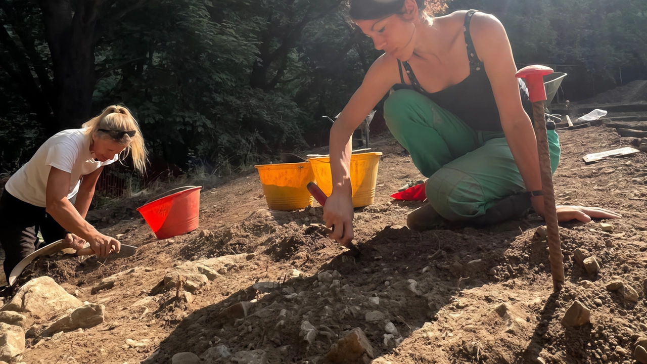 Gli archeologi impegnati nello scavo di Chiuso alla Rocca di Vercurago