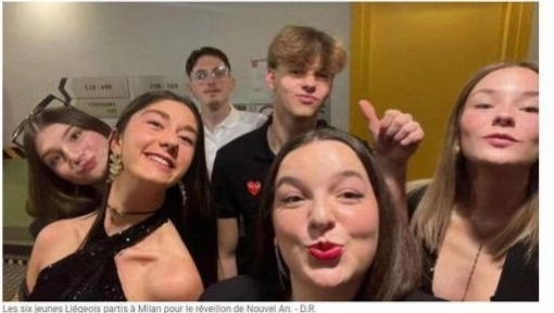 Il gruppo di ragazzi e ragazze del Belgio che hanno trascorso Capodanno a Milano (Screenshot da sudinfo.be)