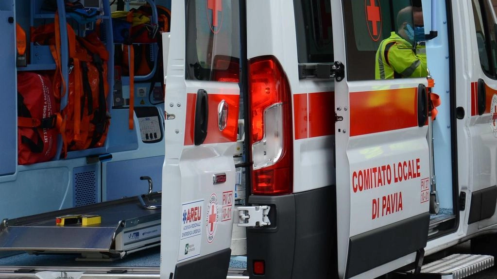 Ha aggredito una soccorritrice della Croce Rossa, portato in Questura s’è scagliato con calci e pugni contro una poliziotta, che... Ha aggredito una soccorritrice della Croce Rossa, portato in Questura s’è scagliato con calci e pugni contro una poliziotta, che...