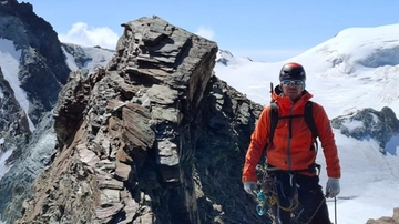 L’alpinista Luca Sinigaglia muore sul Pik Pobeda in Kirghizistan nel tentativo disperato di salvare la compagna di cordata