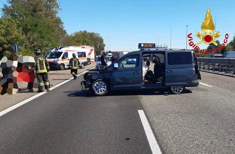 Assago, schianto in tangenziale. L’urto e l’auto che si ribalta. Coppia tra le lamiere: un morto Assago, schianto in tangenziale. L’urto e l’auto che si ribalta. Coppia tra le lamiere: un morto