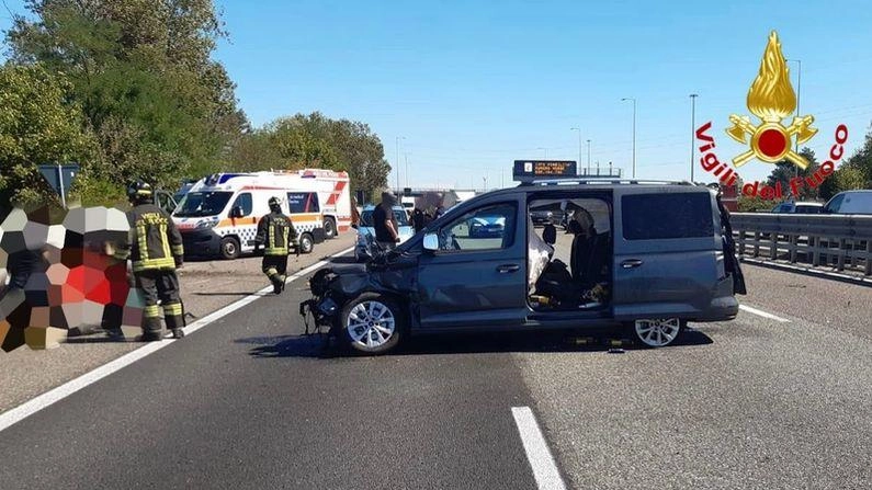 Il luogo dello schianto: in direzione Milano-Laghi si sono formate lunghe code che hanno raggiunto gli otto chilometri Il luogo dello schianto: in direzione Milano-Laghi si sono formate lunghe code che hanno raggiunto gli otto chilometri
