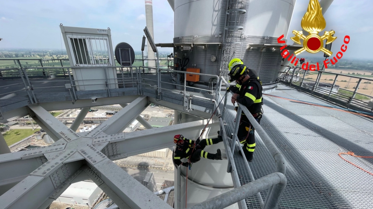 Esercitazioni ad alta quota per i vigili del fuoco lodigiani Esercitazioni ad alta quota per i vigili del fuoco lodigiani