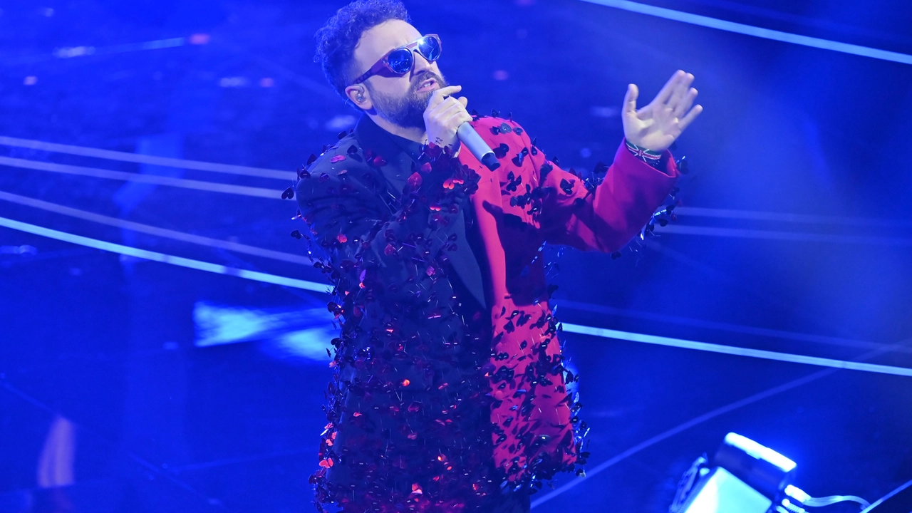 Festival Sanremo 2024, nella foto l'esibizione di Dargen D'Amico nella quinta serata del 74mo Festival della Canzone Italiana Festival Sanremo 2024, nella foto l'esibizione di Dargen D'Amico nella quinta serata del 74mo Festival della Canzone Italiana