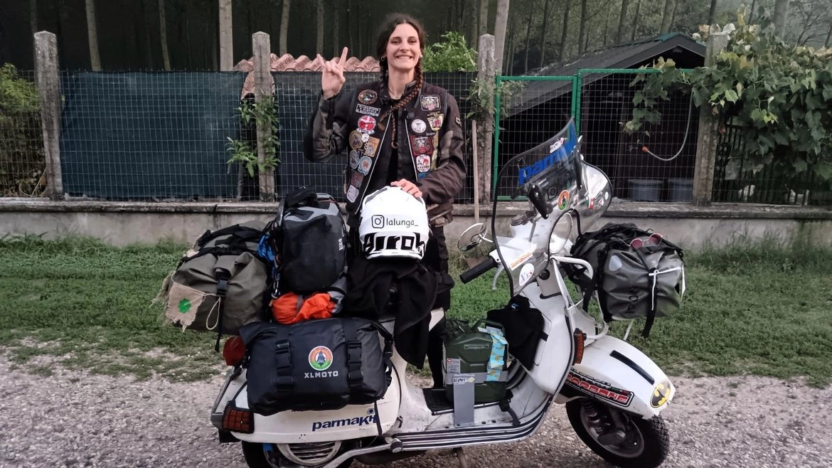 Alessandra Bitetto, 32 anni, con la sua “CiucciaNebbia“ come ha battezzato la sua Vespa 125px anni ‘80 Alessandra Bitetto, 32 anni, con la sua “CiucciaNebbia“ come ha battezzato la sua Vespa 125px anni ‘80