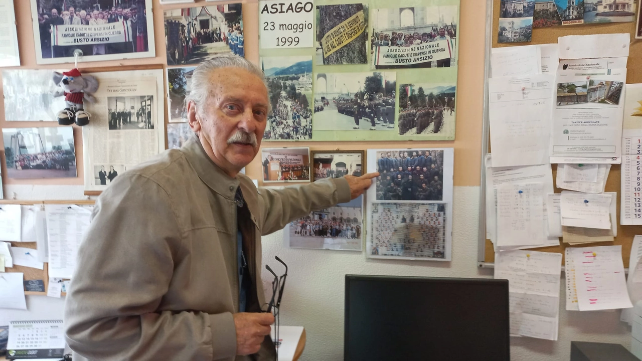 Sergio Ferrario con uno dei pochi ricordi del padre, una foto. Qui accanto nel 2005 quando trovò la tomba del genitore nel cimitero militare di Francoforte Per la prima volta pronunciò la parola papà Sergio Ferrario con uno dei pochi ricordi del padre, una foto. Qui accanto nel 2005 quando trovò la tomba del genitore nel cimitero militare di Francoforte Per la prima volta pronunciò la parola papà