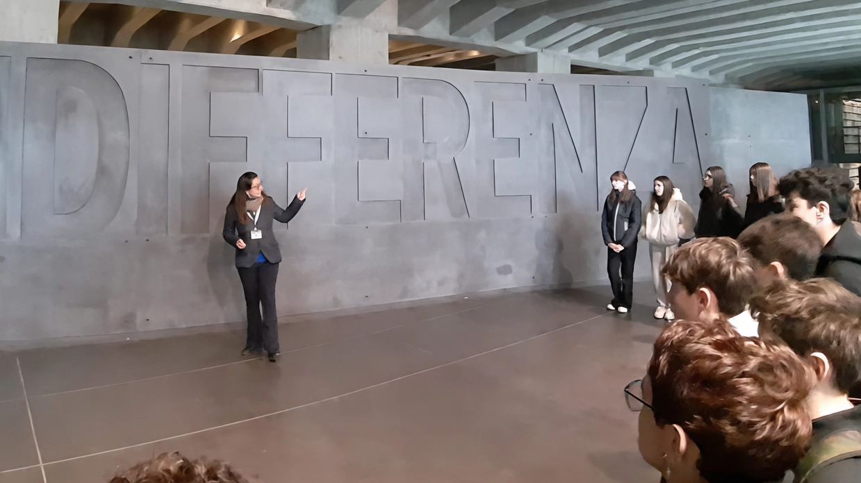 Le classi di terza media "Leonardo Da Vinci" hanno visitato il Memoriale della Shoah. Al piano terra della Stazione...