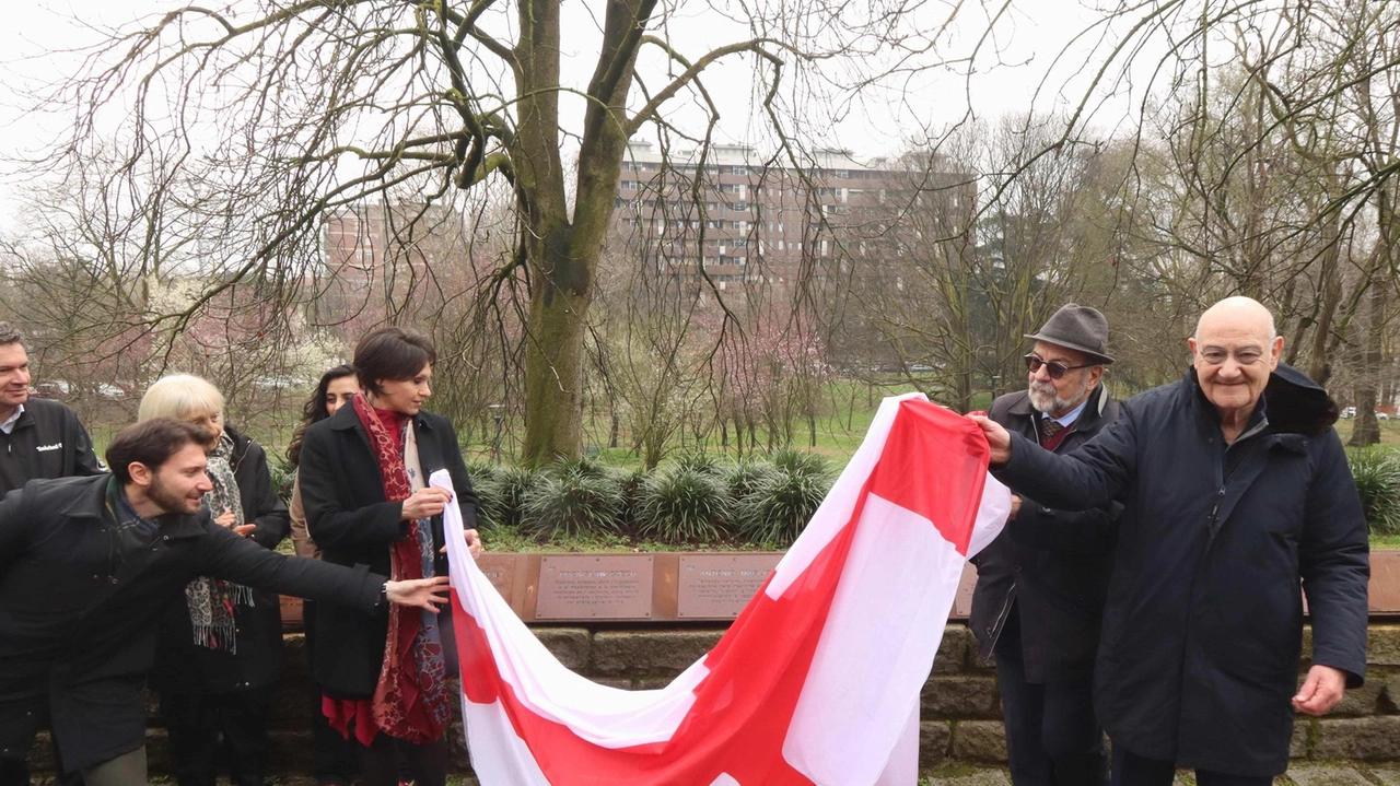 Al Giardino dei Giusti le targhe dedicate ad atleti e personalità sportive, in vista delle Olimpiadi invernali "Vogliamo alimentare speranza nel... Al Giardino dei Giusti le targhe dedicate ad atleti e personalità sportive, in vista delle Olimpiadi invernali "Vogliamo alimentare speranza nel...