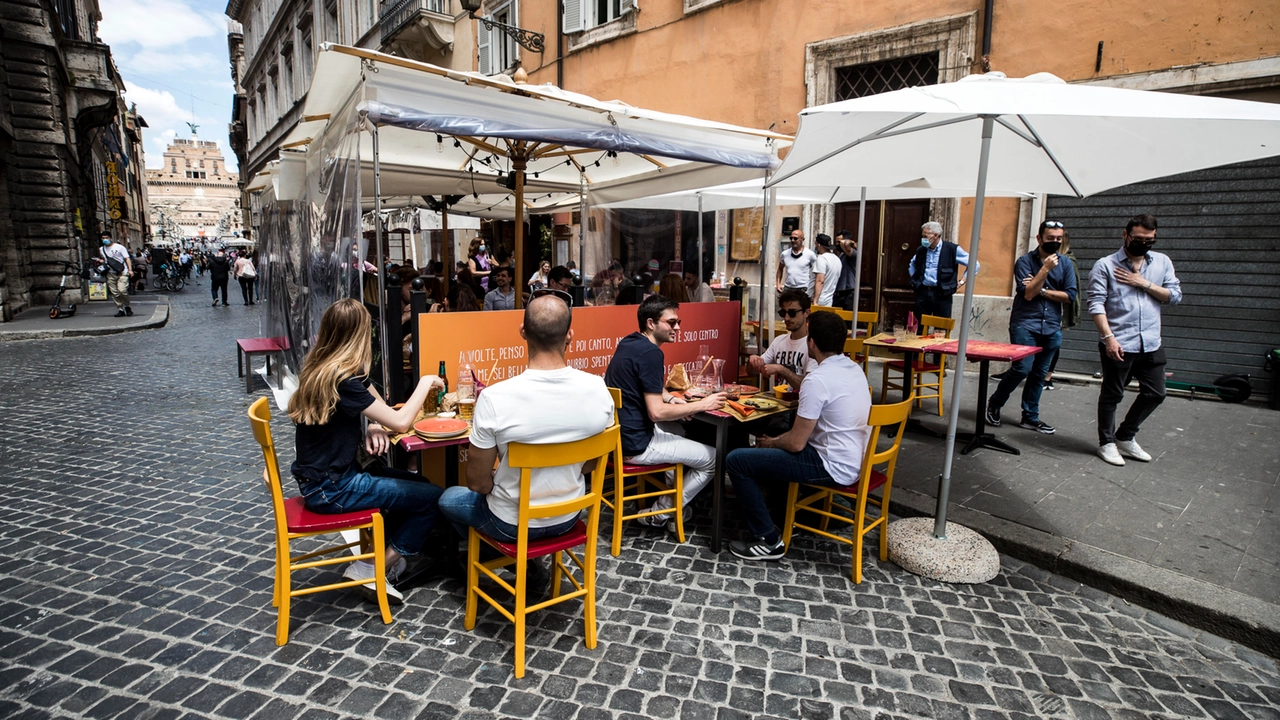 Il lavoratore era stato sorpreso"costantemente in luoghi pubblici e per tempi irragionevoli a degustare consumazioni e chiacchierare con i colleghi" (foto di repertorio)