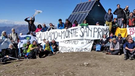 Manifestazione di protesta contro il progetto di nuovi impianti sciistici sul Monte San Primo, nel comasco Manifestazione di protesta contro il progetto di nuovi impianti sciistici sul Monte San Primo, nel comasco
