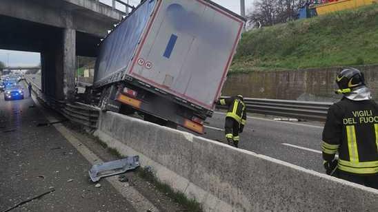 tir centra il guardrail statale per malpensa in tilt