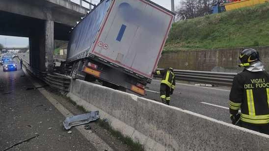 I vigili del fuoco hanno provveduto alla rimozione del Tir che dopo l’impatto con il guard-rail ha bloccato la viabilità