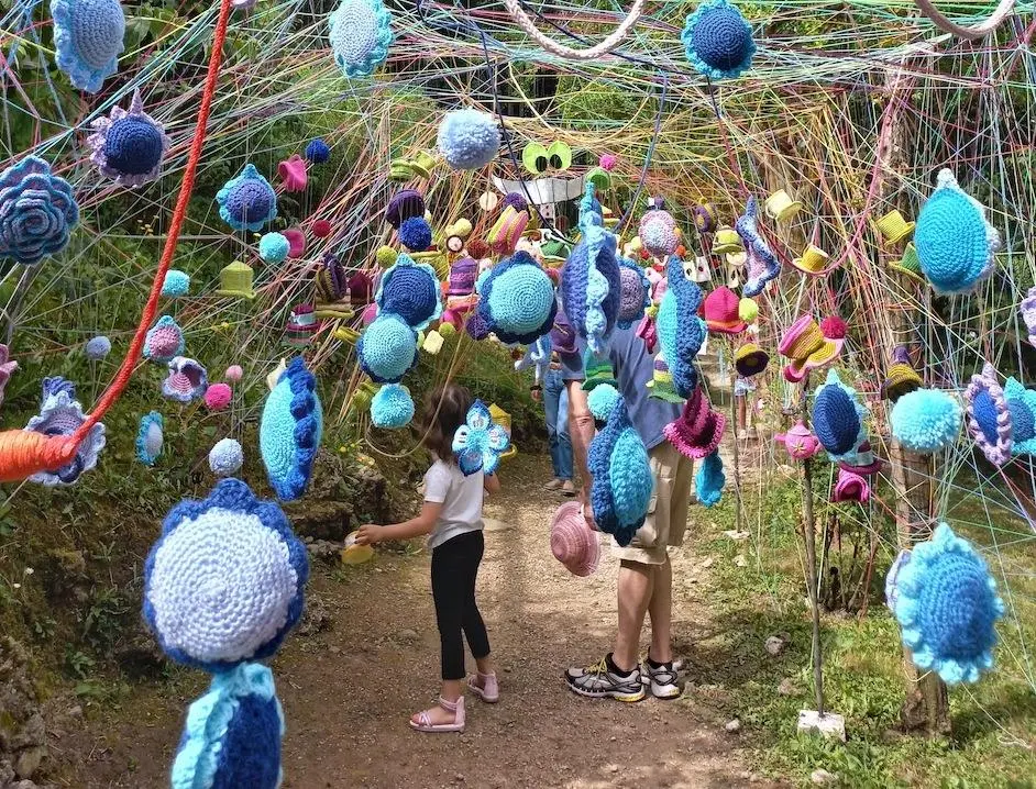 L’arte tessile fa rivivere boschi e stagni, a Barzanò arriva lo Yarn Bombing