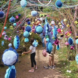 L’arte tessile fa rivivere boschi e stagni, a Barzanò arriva lo Yarn Bombing