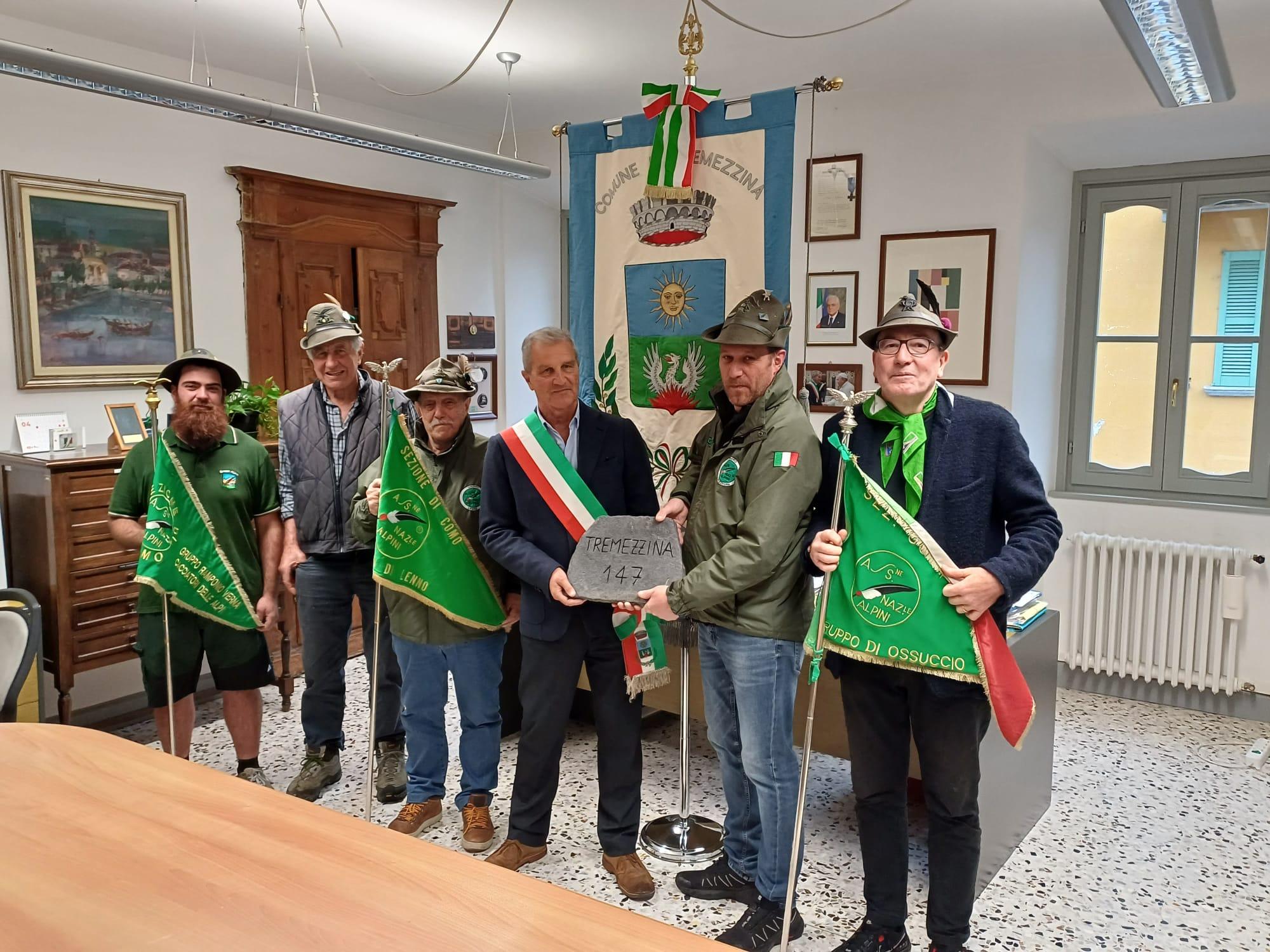Tremezzina, consegnata la Pietra di Memoria per il monumento ai Caduti di Biella Tremezzina, consegnata la Pietra di Memoria per il monumento ai Caduti di Biella