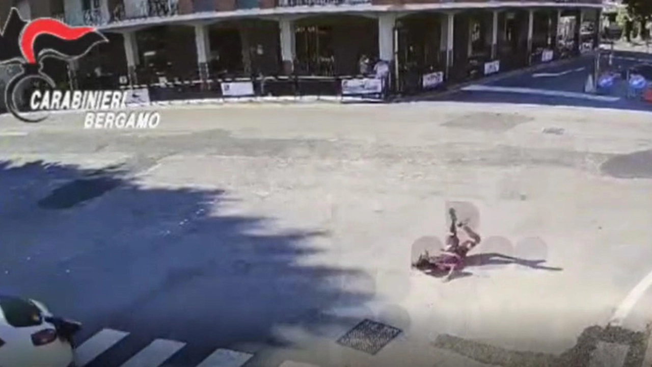 Il frame di un video, girato lo scorso 8 agosto da telecamere di sorveglianza, mostra l'aggressione avvenuta a Romano di Lombardia