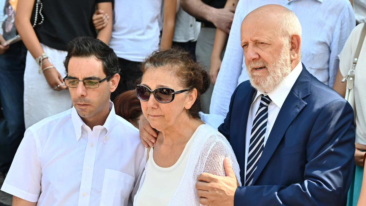 I genitori di Sharon, Bruno Verzeni con la moglie, e il fidanzato della figlia Sergio Ruocco I genitori di Sharon, Bruno Verzeni con la moglie, e il fidanzato della figlia Sergio Ruocco