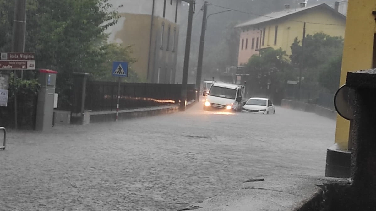 Gavirate, auto e furgone sommersi per metà dall'acqua